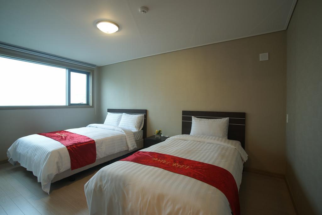R&T Hotel Чеджу Стая снимка