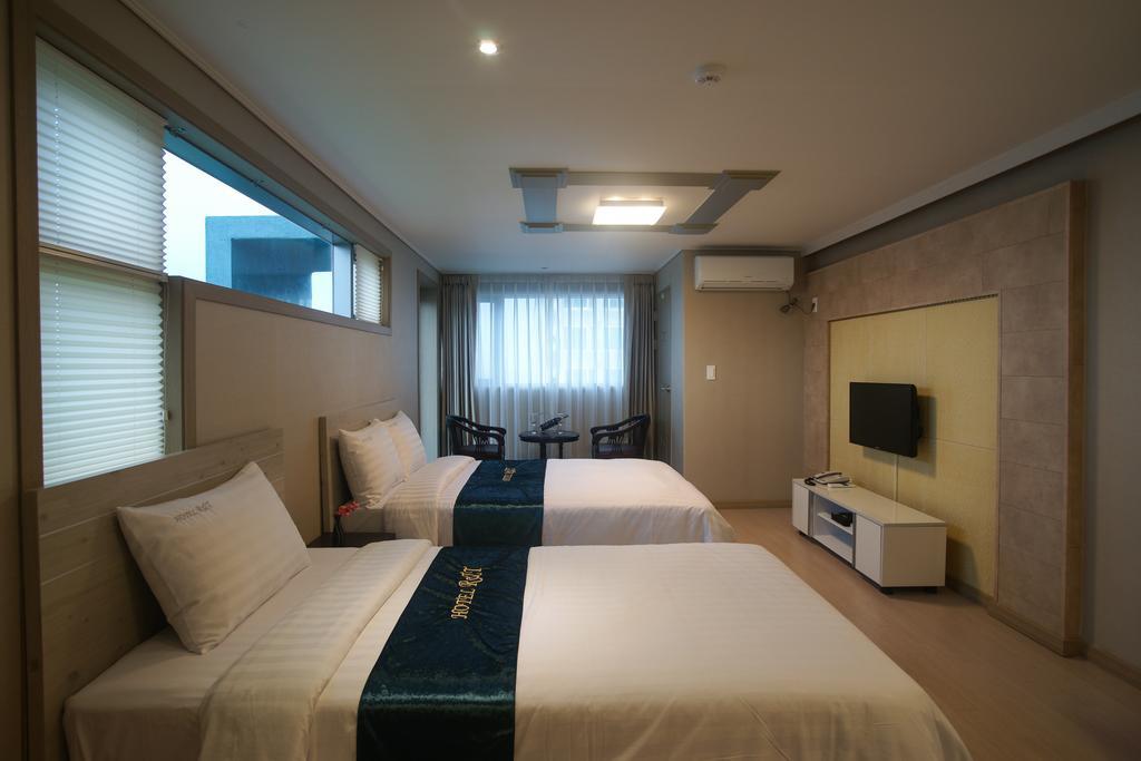 R&T Hotel Чеджу Стая снимка