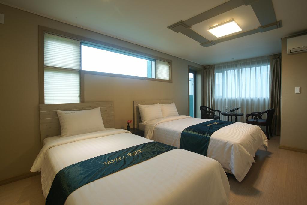 R&T Hotel Чеджу Стая снимка